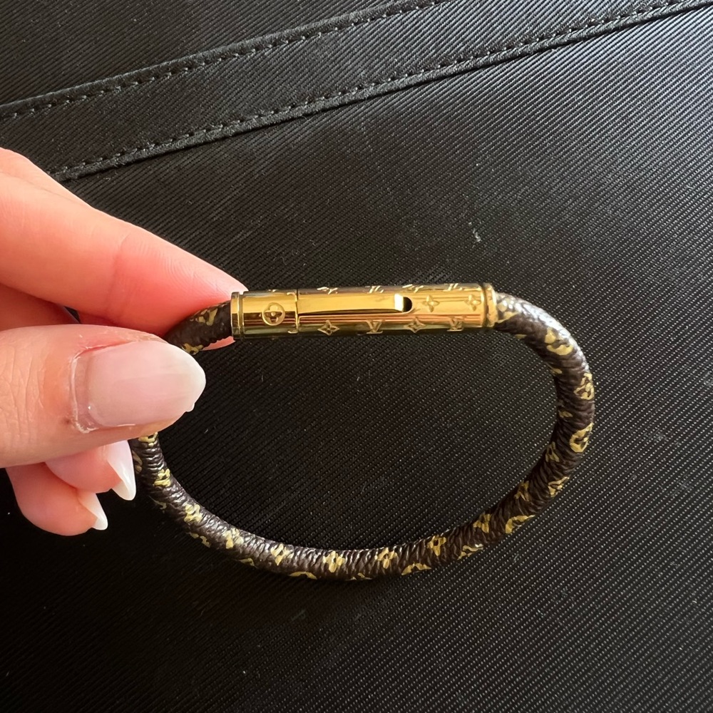 Beautiful monogram pattern bracelet - Picture 3 of 4